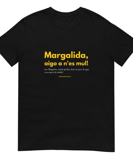 Camiseta unisex "Margalida, aigo a nes mul" obscura lletres grogues